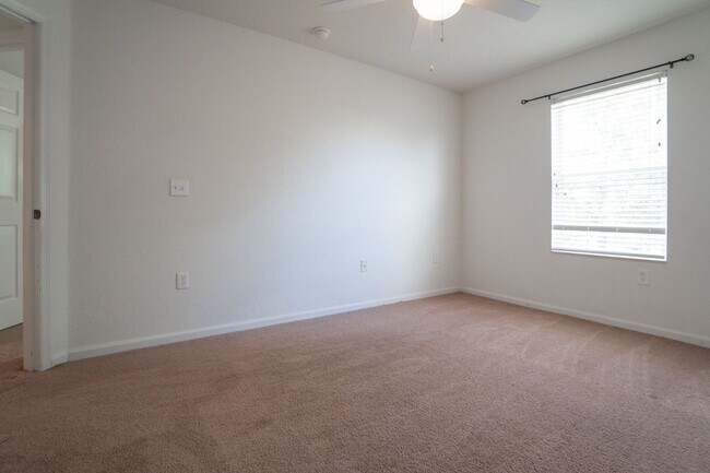 Building Photo - Beautiful 3/2.5 Townhome in gated communit...