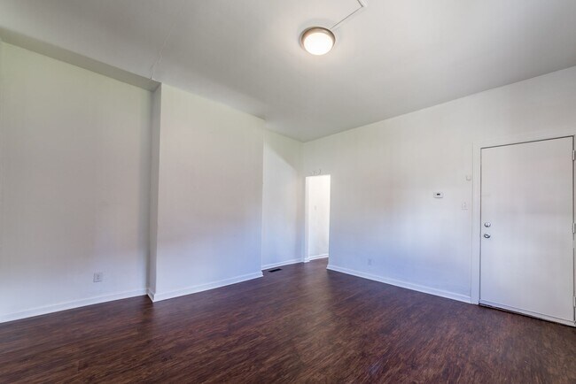 Building Photo - 615 E Warrington Ave