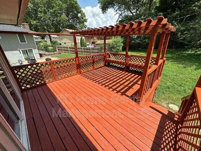 Building Photo - 424 NE Lakeview Dr