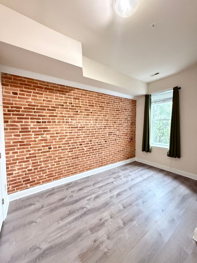 Building Photo - 204 S Patterson Park Ave