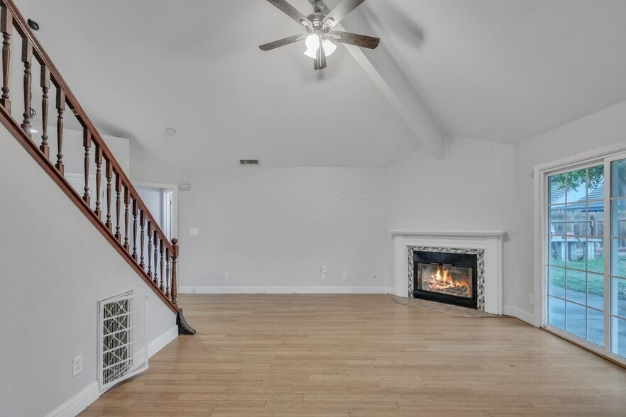 Building Photo - 940 Collegeview Dr