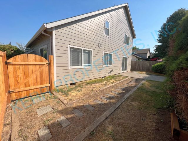 Building Photo - 14824 SE Sieben Creek Dr