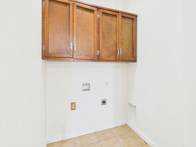 Building Photo - Nice 3 bedroom Duplex Rental