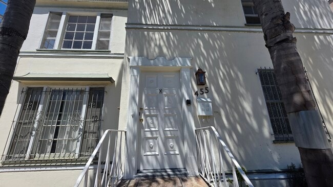 Building Photo - 455 N Hayworth Ave