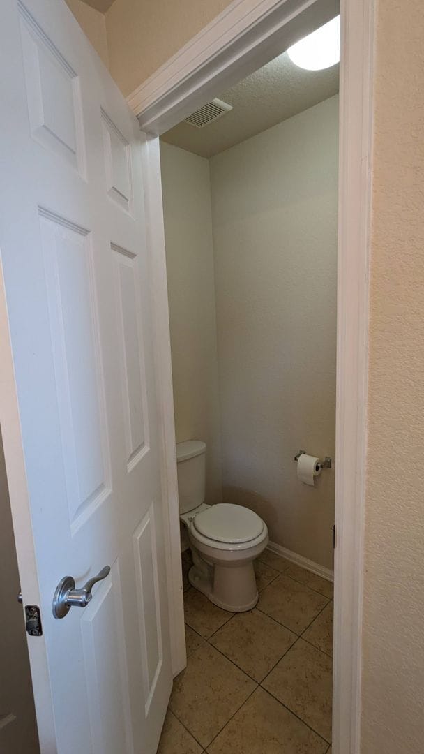 Building Photo - 2 STORY END UNIT TOWNHOME W/DETACHED 2 CAR...