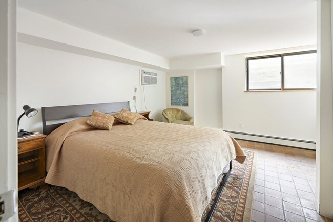 Building Photo - 58 Garden St