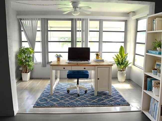 Building Photo - 1102 North Dr