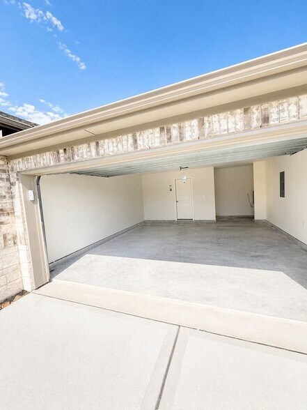 Building Photo - 8210 Blackwell Cv Dr