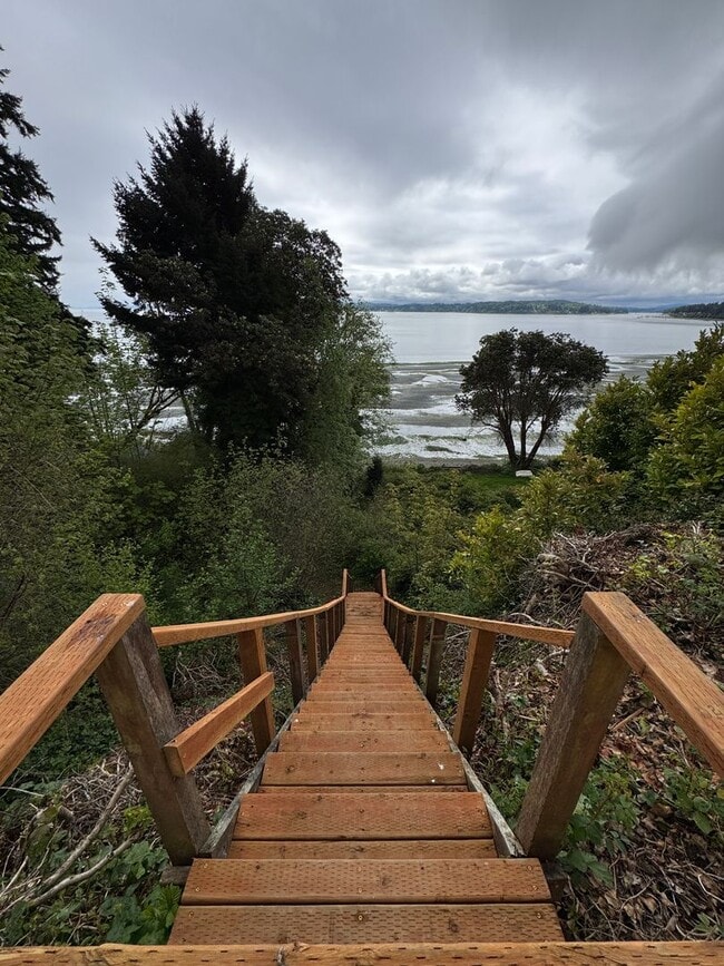 Building Photo - Desirable Indianola waterfront just in tim...