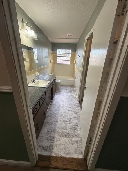 Building Photo - 113 Marble St