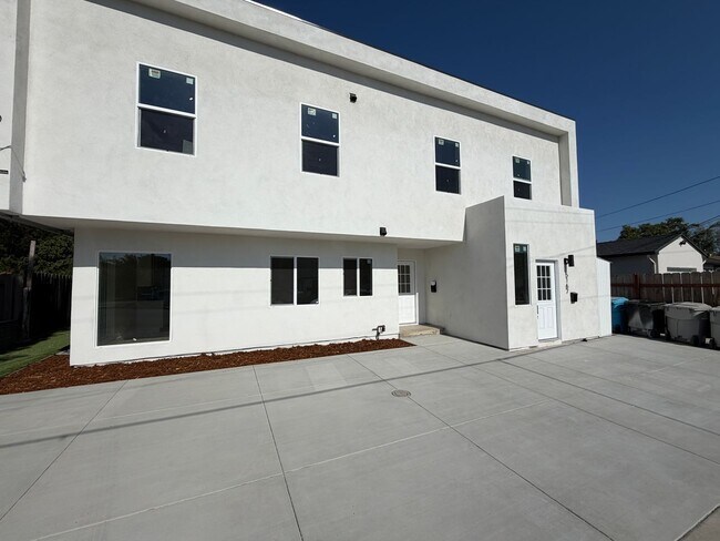 Building Photo - 5165 Ewing St