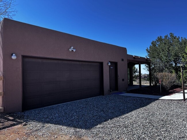 Building Photo - 5 Oriente Ct