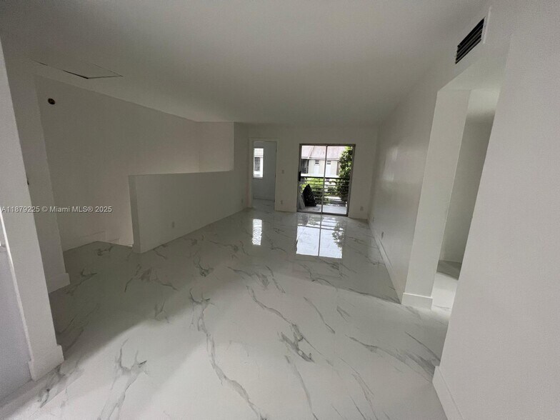Building Photo - 505 Gardens Dr