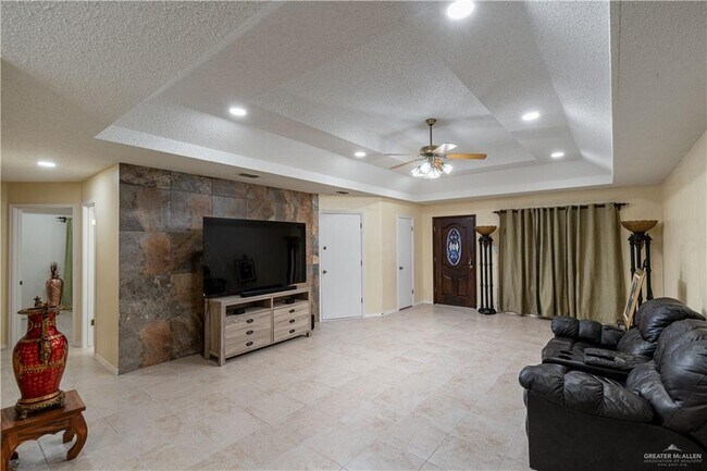Building Photo - 2213 Lake View Dr