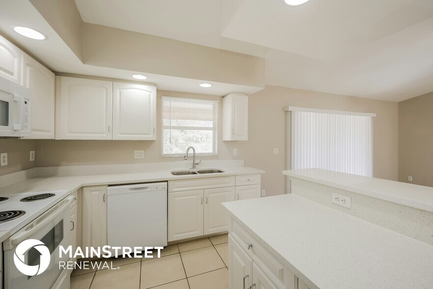 Building Photo - 448 Reading St