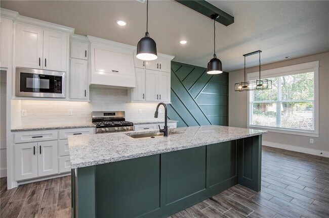 Building Photo - 104 White Oak St