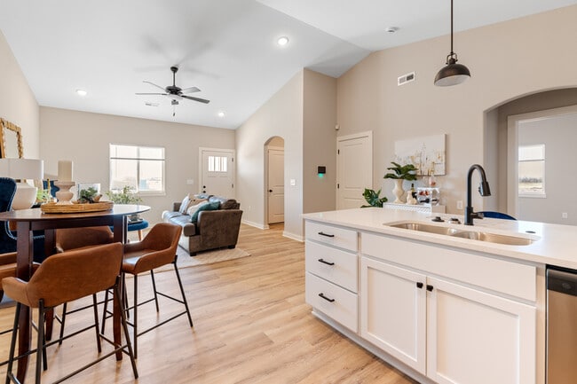 Building Photo - 2400 N Woodlawn Blvd