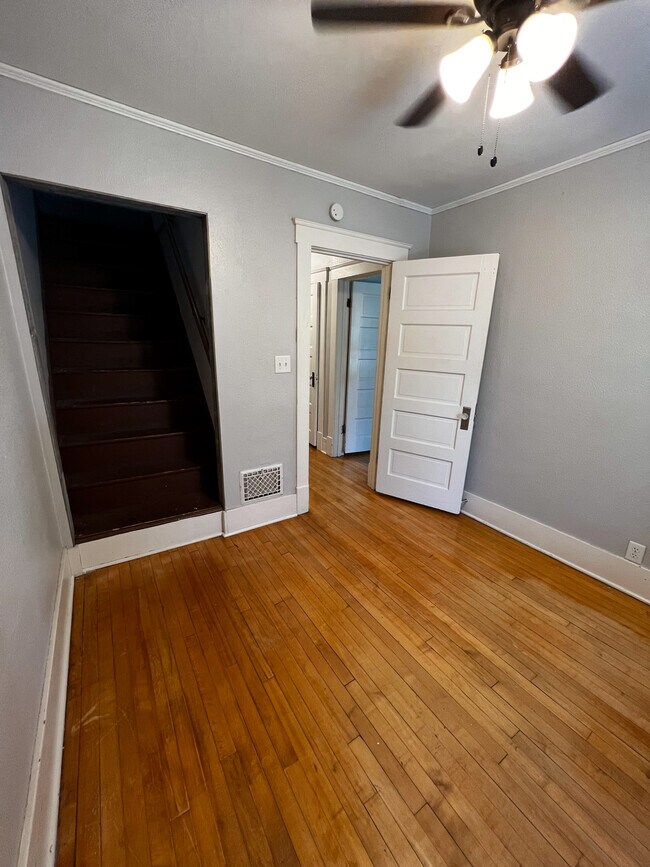 Building Photo - 820 10th Ave N