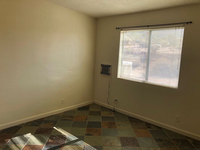 Building Photo - AVAILABLE NOW  $600 first month