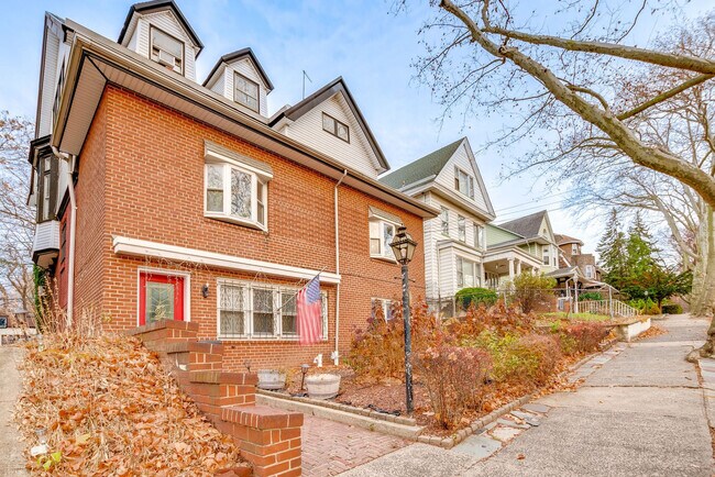 Building Photo - 126 Gifford Ave
