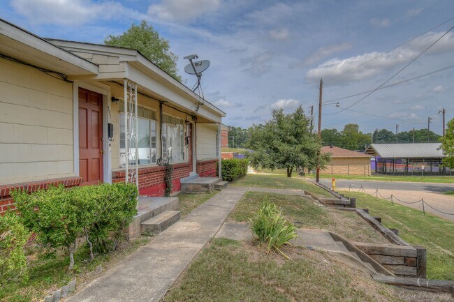 Building Photo - 701-703g