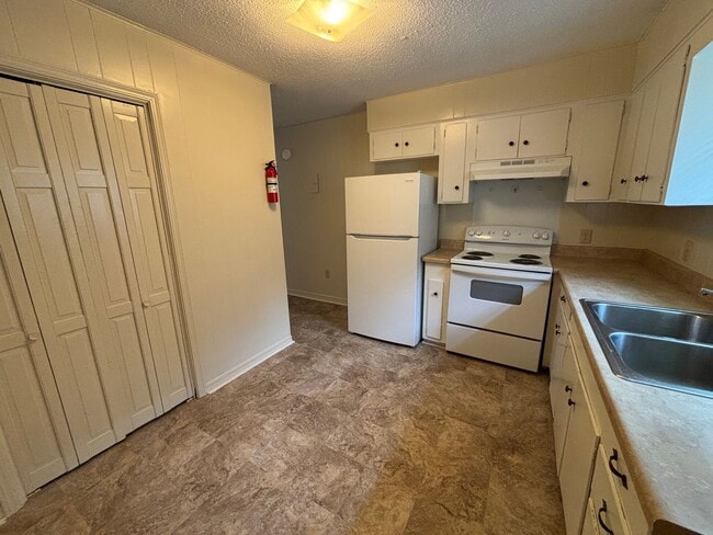 Building Photo - 1810 S Erie, Apt 1-4