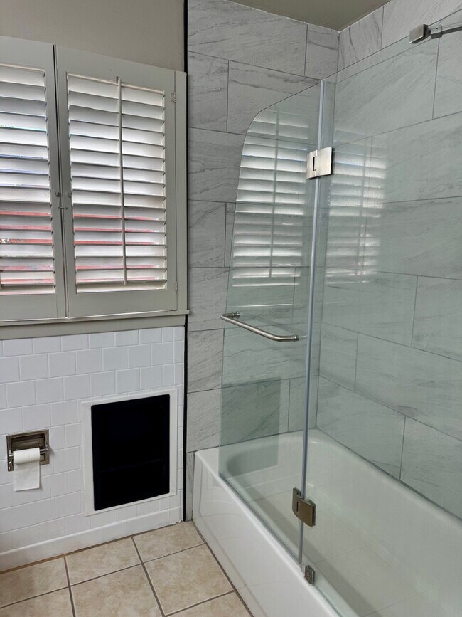 Building Photo - "Charming 3-Bedroom Gem with 2 Full Baths on 54th Street – Spacious 1,725 Sq Ft Haven in Lubbock!"