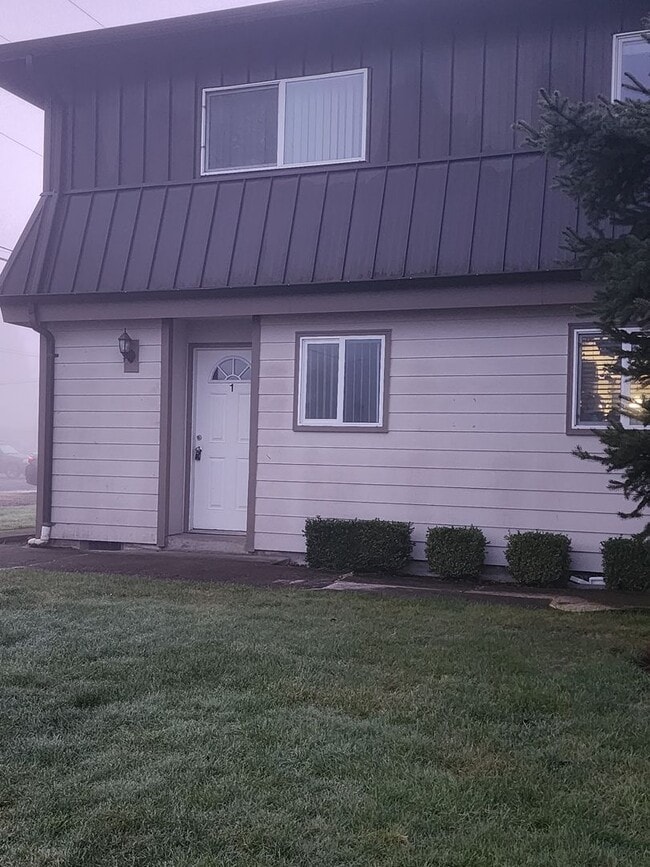 Building Photo - Pet-friendly Townhouse Near Parks and Downtown Newberg