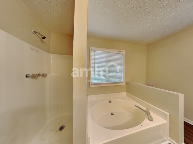 Building Photo - 2708 Horseshoe Creek Drive