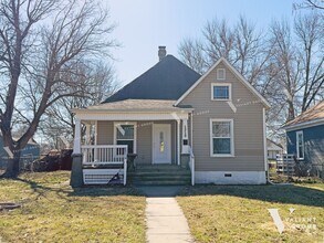 Building Photo - Charming 2-Bedroom, 1-Bathroom Home in Woo...