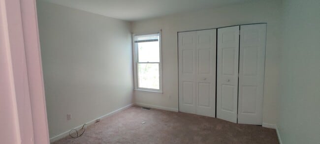 Building Photo - 3 bedroom home with fenced rear yard