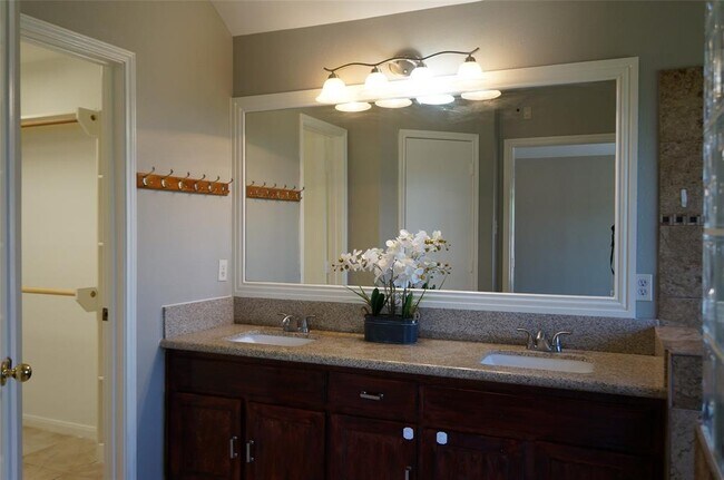 Building Photo - 3403 Stratford Manor Dr