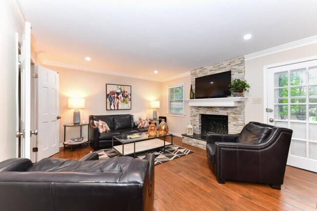 Building Photo - 4801 Sweetbriar Rd