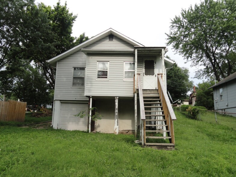 Building Photo - 528 S Cedar Ave