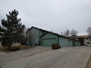 Building Photo - Lovely 3 Bed/2.5 Bath Townhome in Southwes...
