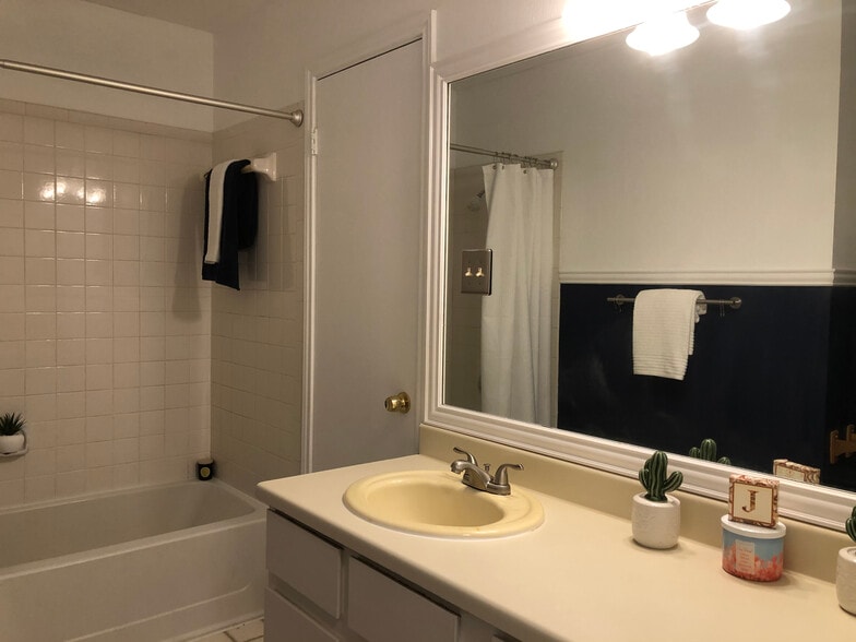 Building Photo - 1402 Byers Ln
