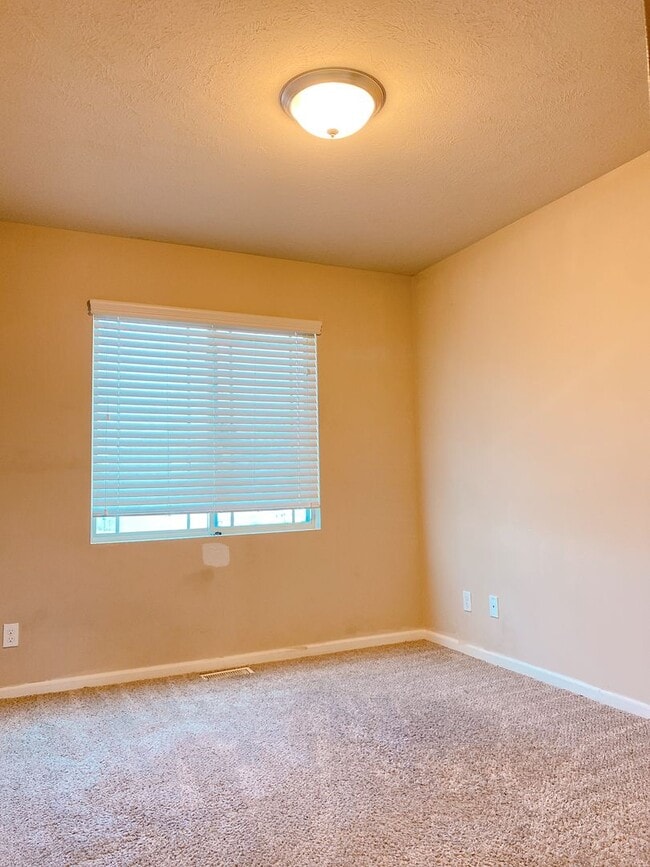 Building Photo - Beautiful 3 bed 2 bath house $1995, Glenmo...