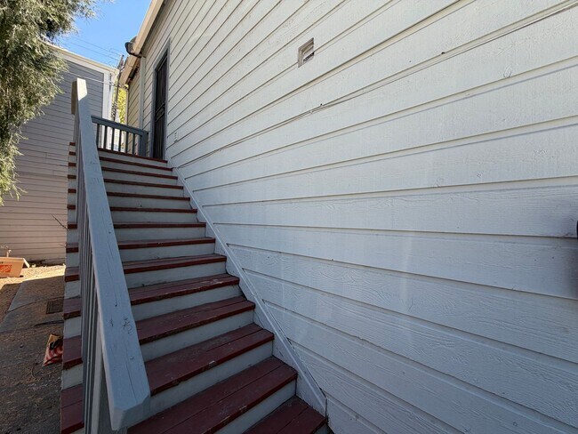 Building Photo - Updated & Spacious 1-Bedroom Apartment in Downtown Sacramento – Prime J Street Location