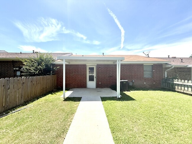Building Photo - 2206 Shenandoah Dr