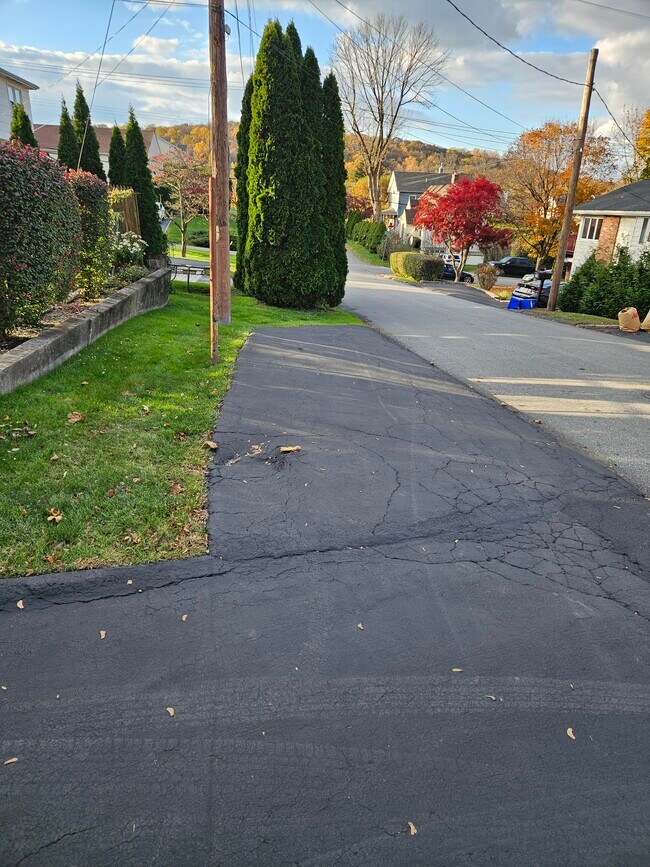 Building Photo - 566 Warren Ave