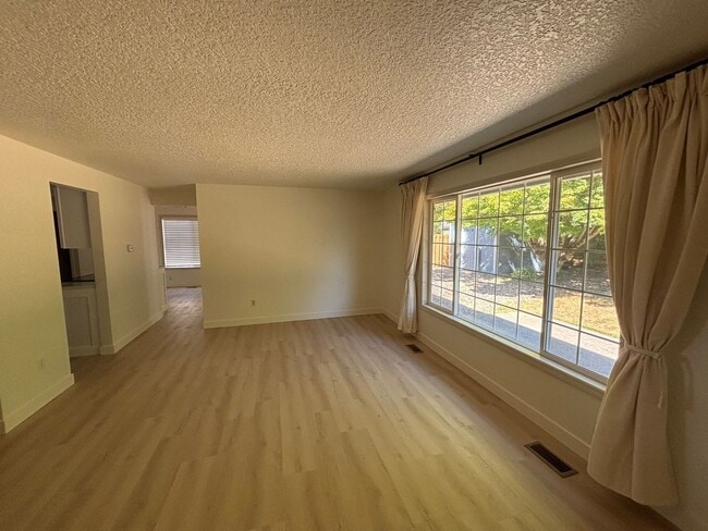 Building Photo - Freshly Updated Troutdale Gem with Enterta...