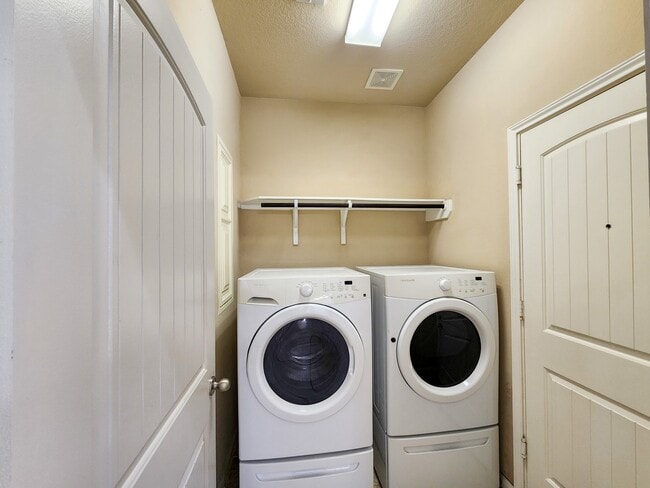 Building Photo - 4515 Greenleaf Dr