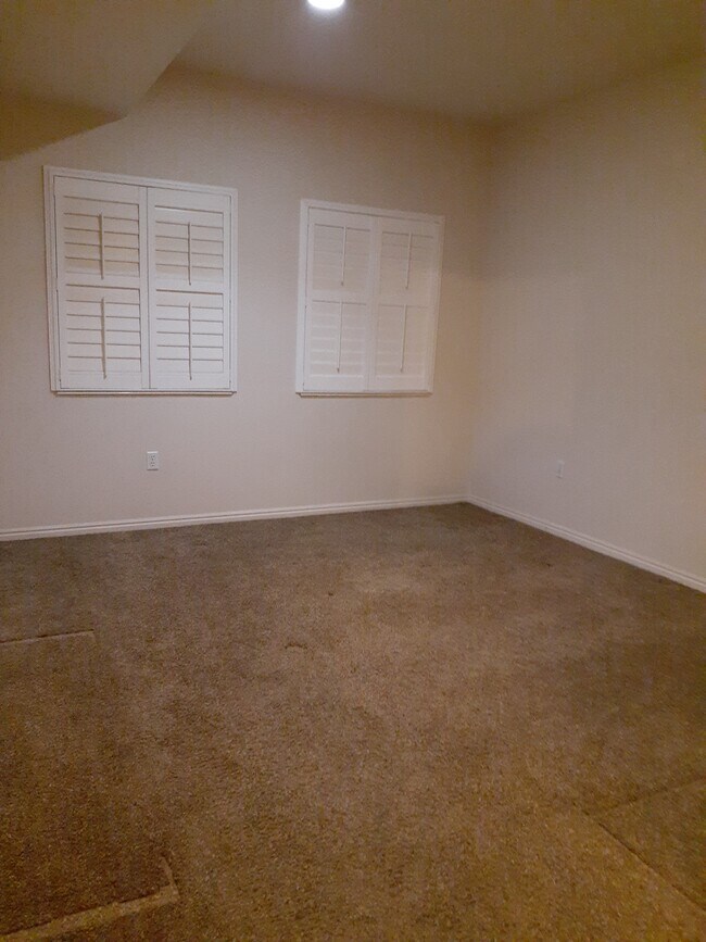 2nd Bedroom w/walk-in closet - 11075 S Grape Arbor Pl