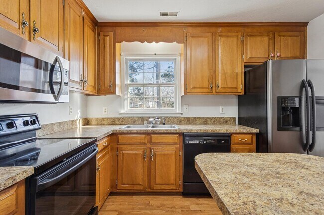 Building Photo - 3BR 2.5 BA Mid-Town Newport News