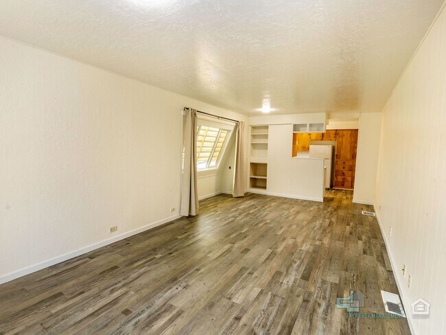 Interior Photo - 365 16th St SE