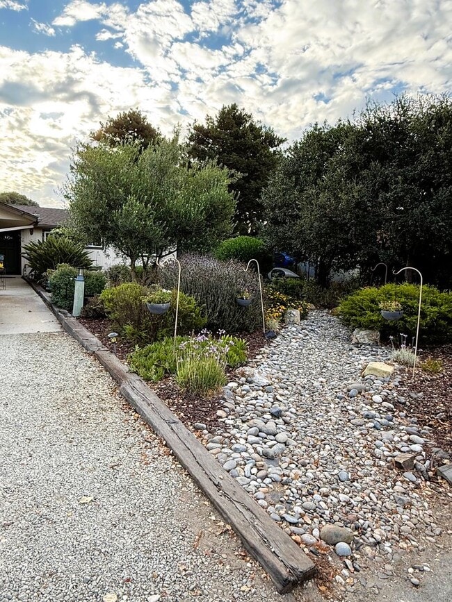 Building Photo - Delightful Home with Fenced Yard Great Cul...