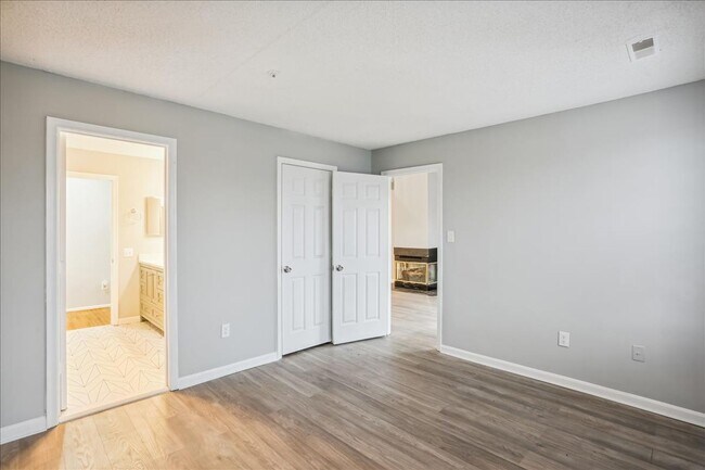 Building Photo - Great 3+2+ Loft in Germantown!