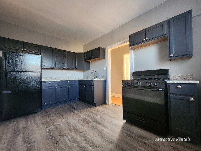 Building Photo - 652 E 81st St