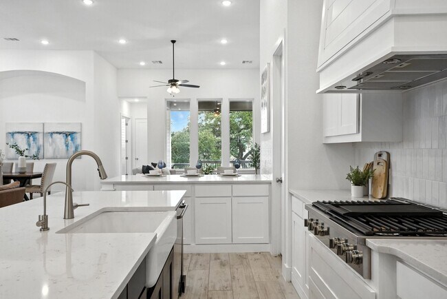 Building Photo - 220 Corazon