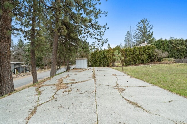 Building Photo - 5 Bed 2 Bath Spacious 3200 sq/ft Lower South Hill brick rancher property